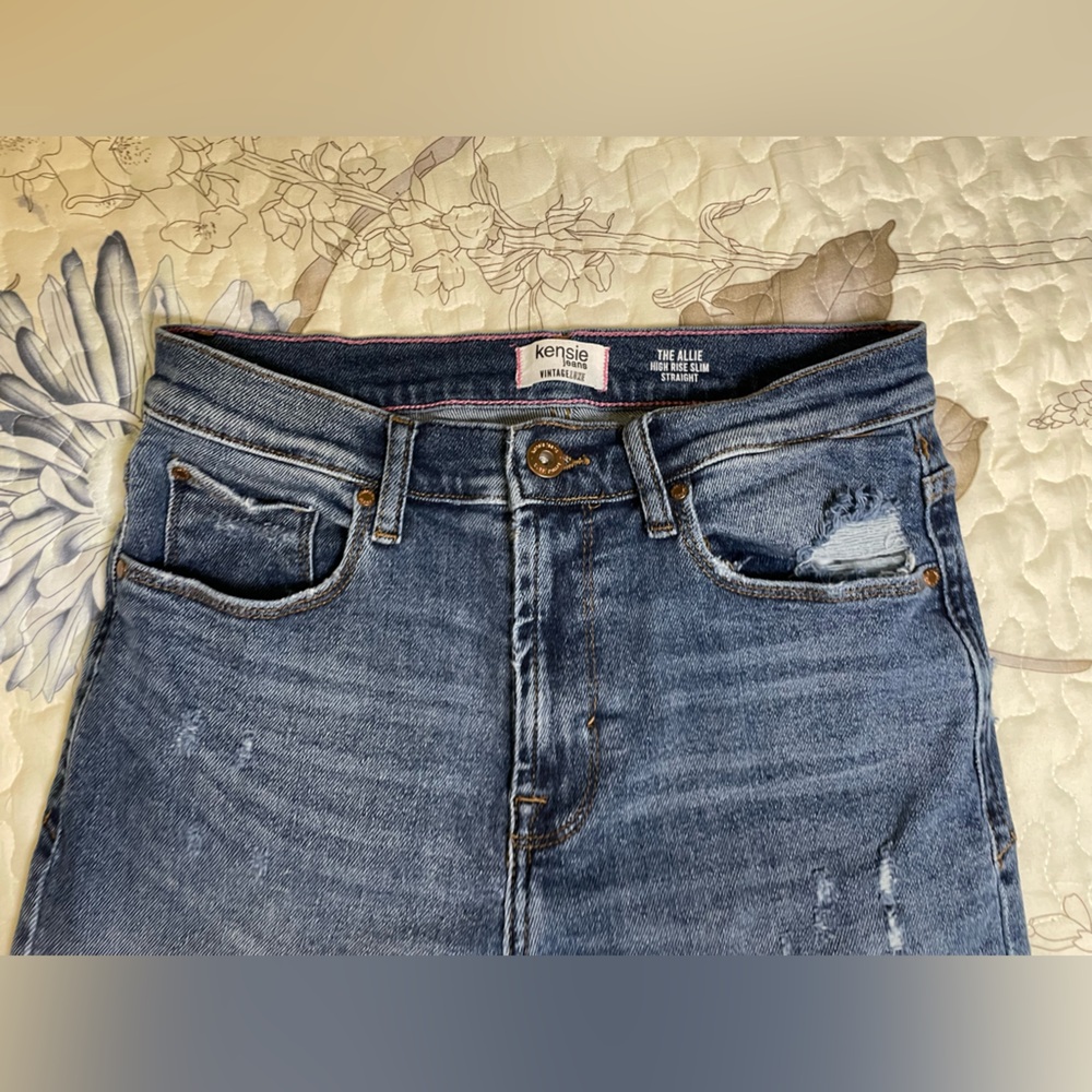 Kensie High Rise Blue Jeans with Distressed Details